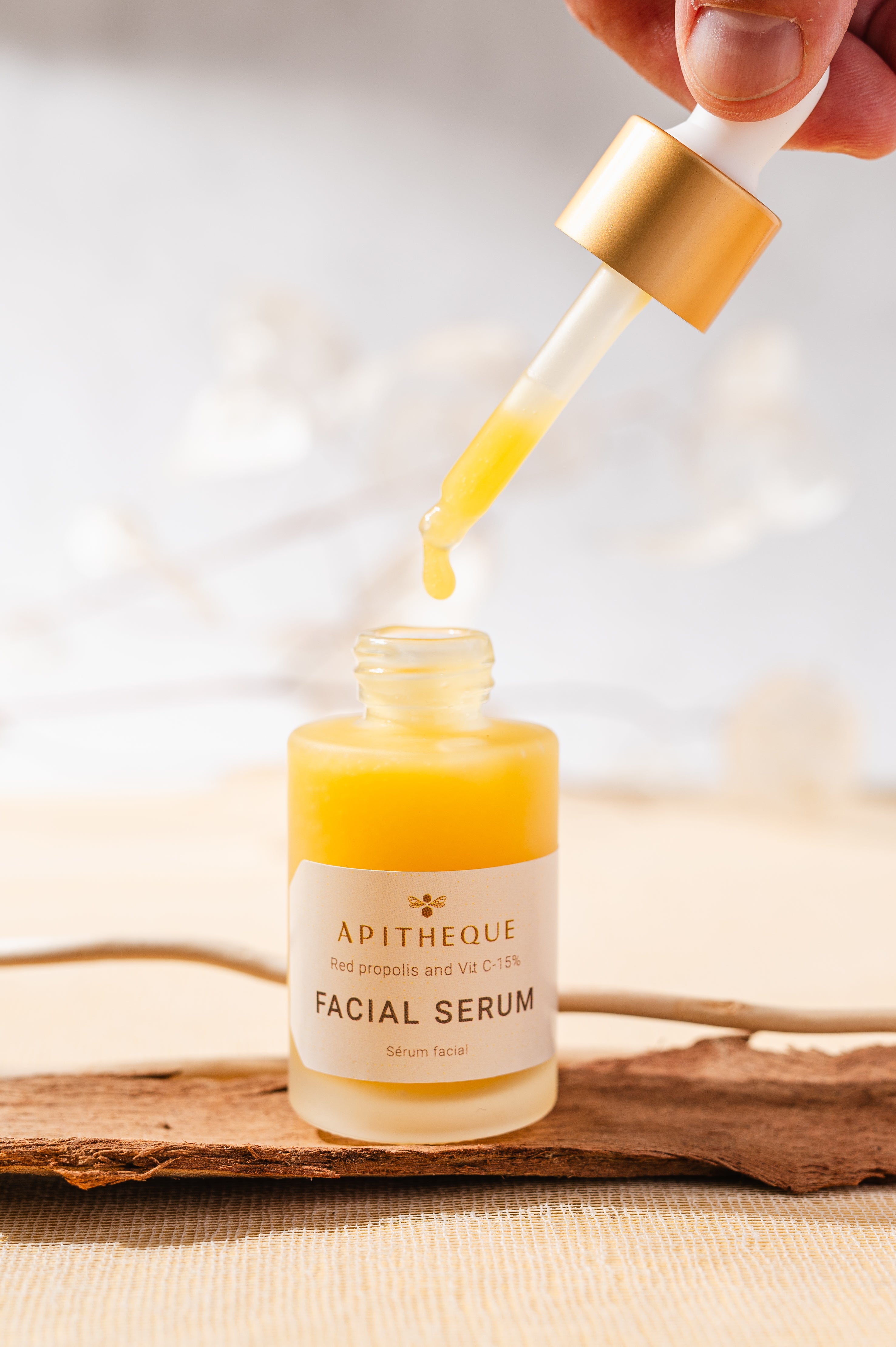 Flaske med facial Serum fra Apitheque