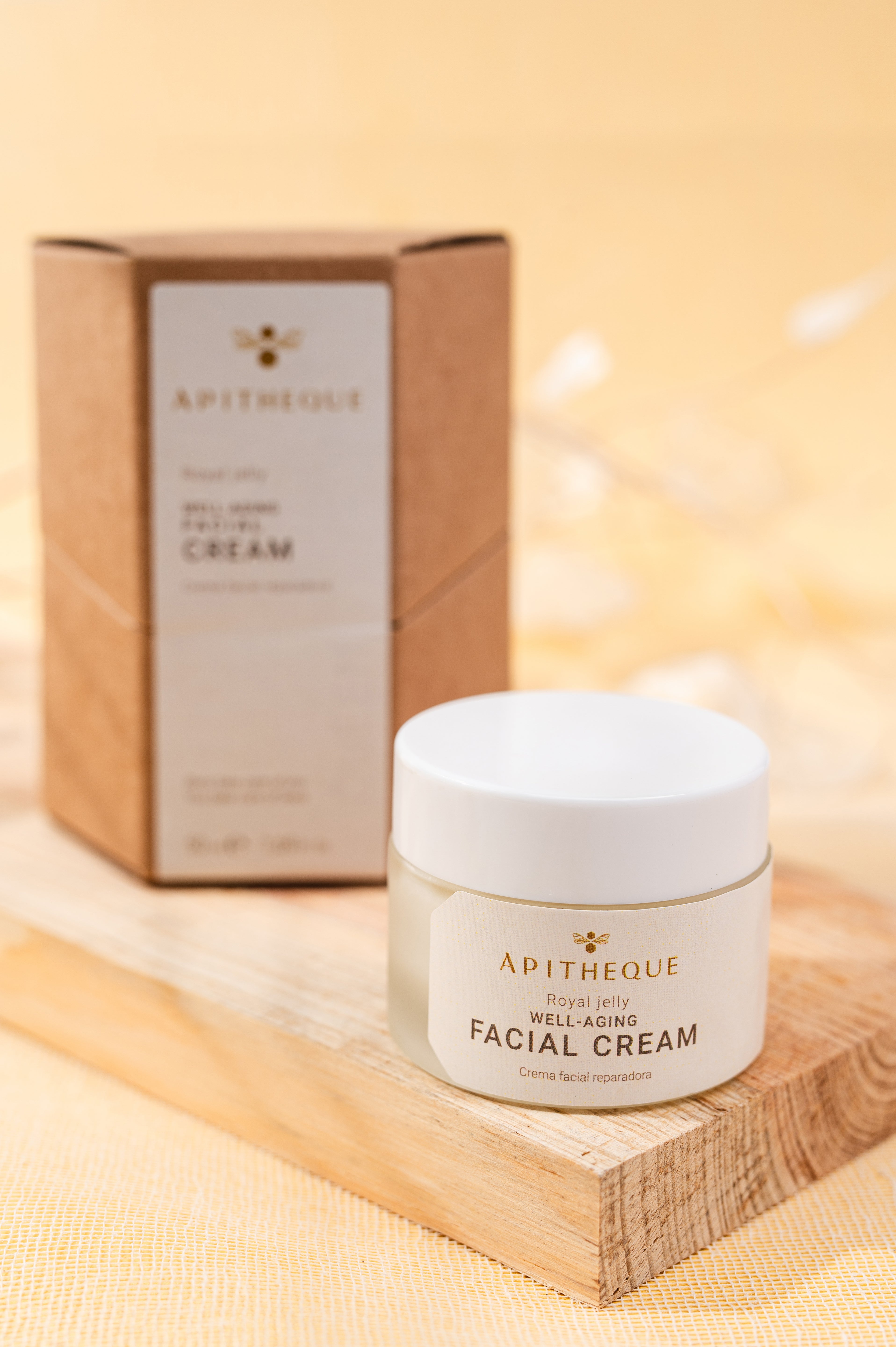 æske og krukke med Apitheque reparerende ansigts creme (50ml)