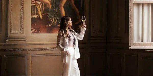 Kvinde med vinglas i hånden
