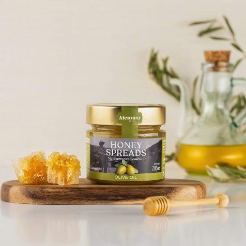 Alemany glas med Olimel – honning og olivenolie i perfekt harmoni på et bord . Honningcreme.