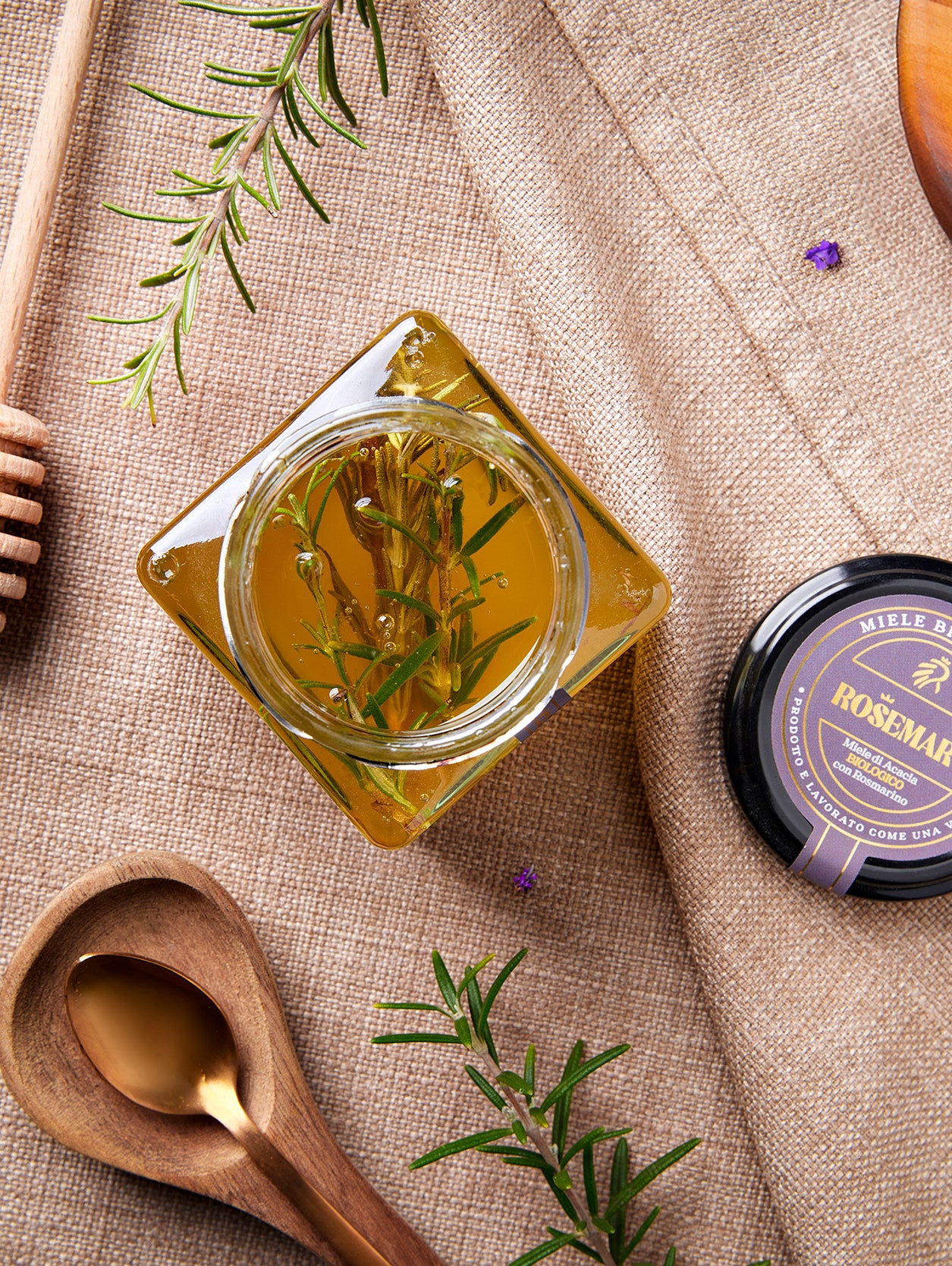 Opstilling på dug med glas med rosmarin honning og pandekager, fra Italien