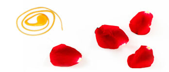 glat honning på bord med rosenblade