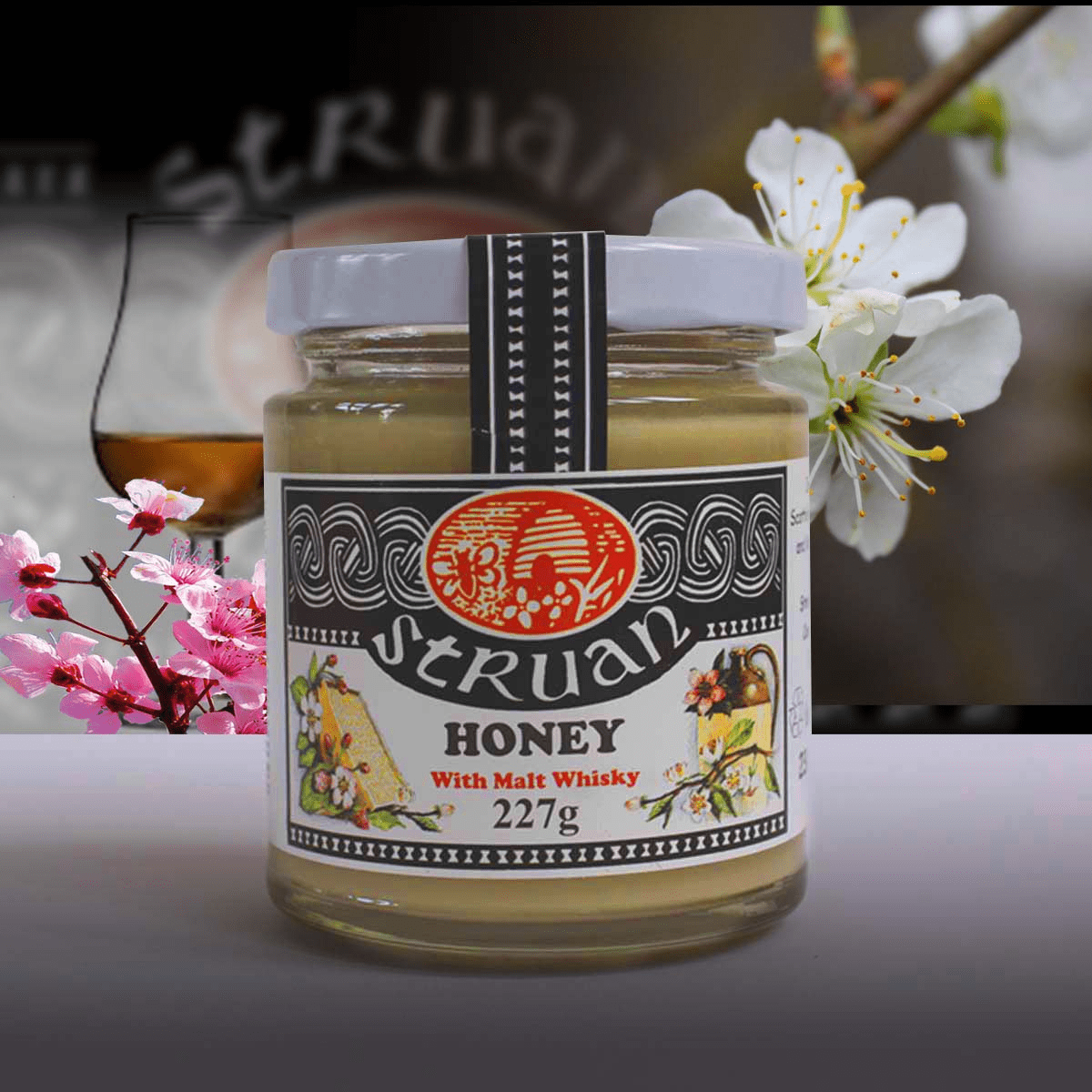 Glas med Struan honning med malt whisky på et bord