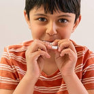 Dreng spiser honning
