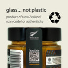 VIser at honing er i et glas til genbrug og ikke plastik, med en QR code til scanning for autentitet fra New Zealand