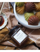 Glas med Hédéne  Havtorn honning,  Bourdaine de Gironde,  på et bord med dug og fad med kager,  Frankrig