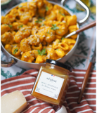 Glas med Hédéne  Hidtjørn honning,  Miel Aurepine de Rhone-Alpes,  på bord med en skål mad kogt pasta,  Frankrig