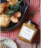 Glas med Hédéne  Hidtjørn honning,  Miel Aurepine de Rhone-Alpes,  på bord med en skål med bagte æbler,  Frankrig 