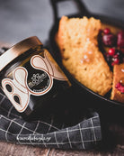 Glas med Mouriki honning på et klæde, og fad med kager, Grækenland