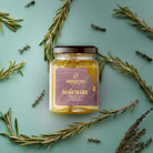 Glas med Rericcio rosemarin akaciehonning, med rosmarinkviste, Italien