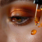 udsnit af ansigt med øje og pipette med RāKiwi GLOW Mānuka Ansigts Olie