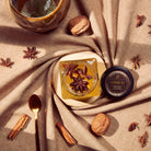 Bord opstilling med glas med Rericcio stjerneanis honning, Italien