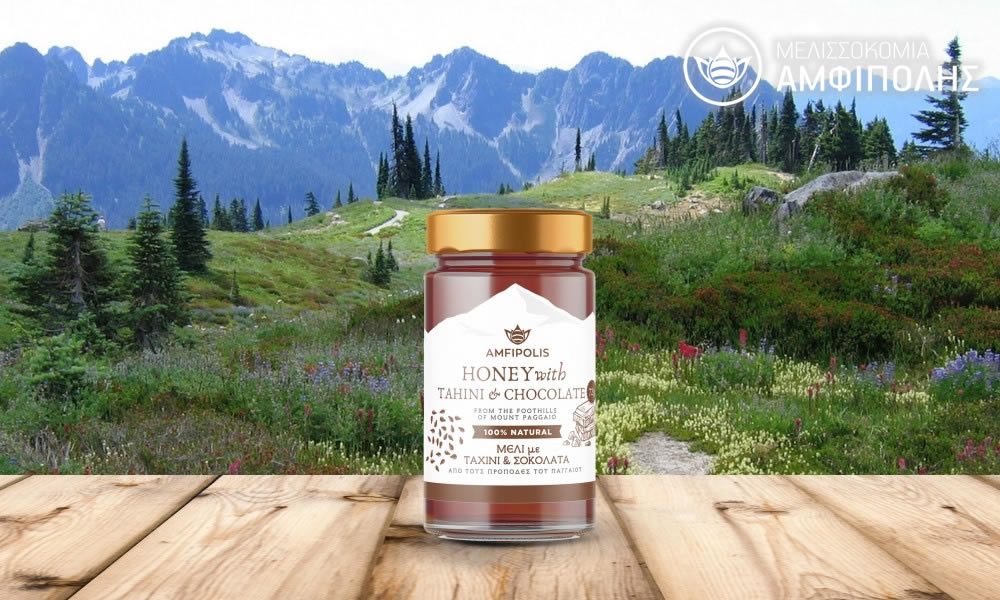Glas med Amipolis honning med Tahini og Chokolade,  forand bjerglandskab, Grækenland  